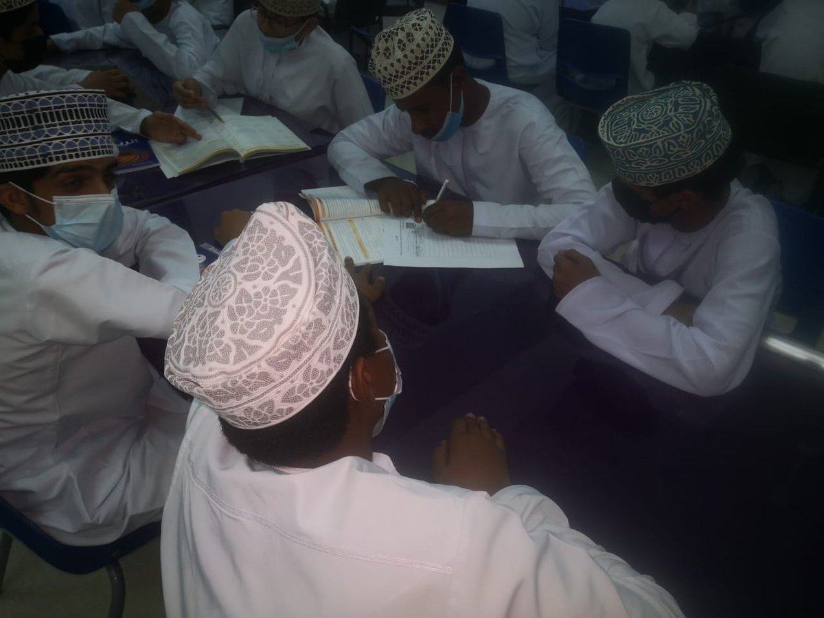 EduGovSbt3215's tweet image. طبق الأستاذ يوسف الشبيبي أخصائي التوجيه المهني نشاطا تدريبيا يهدف إلى مساعدة الطلبة في اختيار المواد الدراسية، حيث قام بتقسيم الطلبة الى مجموعات ومن ثم اعطاء كل مجموعه مواد دراسية معينه وعلى كل مجموعه البحث عن التخصص الجامعي المناسب لتلك المواد من دليل الطالب للقبول الموحد.