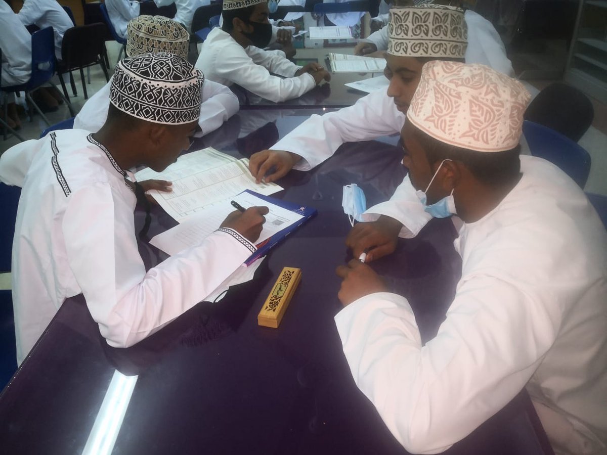 EduGovSbt3215's tweet image. طبق الأستاذ يوسف الشبيبي أخصائي التوجيه المهني نشاطا تدريبيا يهدف إلى مساعدة الطلبة في اختيار المواد الدراسية، حيث قام بتقسيم الطلبة الى مجموعات ومن ثم اعطاء كل مجموعه مواد دراسية معينه وعلى كل مجموعه البحث عن التخصص الجامعي المناسب لتلك المواد من دليل الطالب للقبول الموحد.