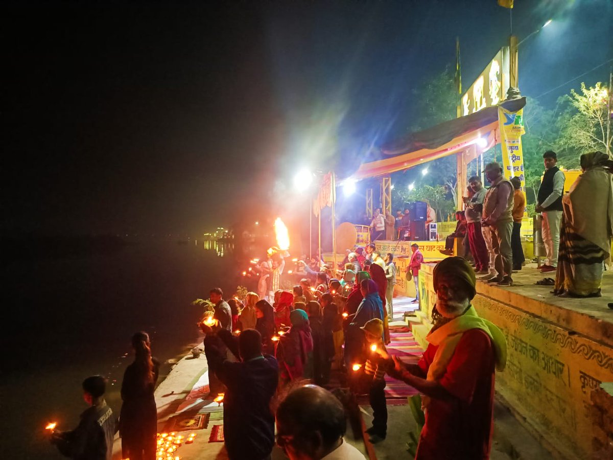 YamunaMission's tweet photo. आज के पावन पर्व पर पुण्य तीर्थ गऊघाट (बृज मथुरा पुरी) माँ श्रीयमुना जी की संध्या आरती दर्शन 🙏🙏  #aarti #GauGhat #Mathura #YamunaMission https://t.co/2Y9SXYygIo