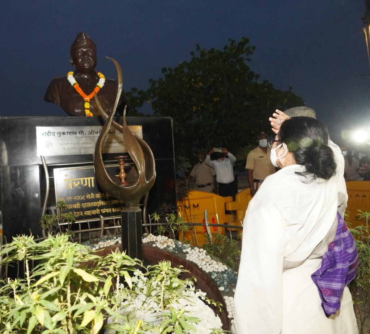 AITCofficial's tweet photo. Our Chairperson @MamataOfficial paid homage to Shaheed Tukaram Omble ji and all our brave martyrs who laid down their lives to protect this nation. Their supreme sacrifice will always be remembered.

We salute your bravery!

जय हिंद! https://t.co/iKjwrfETy3