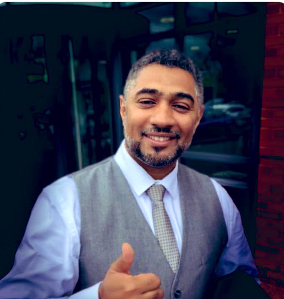 AlsiyabiHamood's tweet photo. كلما صعدتُ مدينة الإعلام لاح بيتهم فعذوق نخيله تتوسّد السُّور فتتناول رطيباتها أيادي الماشين ويتردد عليها الطير ، بينما اللاندروفر الواقفة هويّة المكان
وتضج المواقع اليوم برحيل المهندس مسعود الخنبشي ليبقى الأب المفجوع والبيت المعْتِم
والنخيل اليتيمة واللاندروفر الموجوعة بالمشاوير https://t.co/S6BWqdVyOO