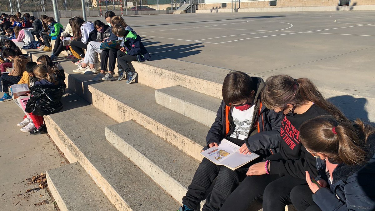 ie_martamata's tweet photo. Els de 2n i 6è també hem reprès els "Padrins Lectors". Una estona distesa on grans i petits de #PriIEMM compartim el gust per la lectura. https://t.co/rxoygp8YkV