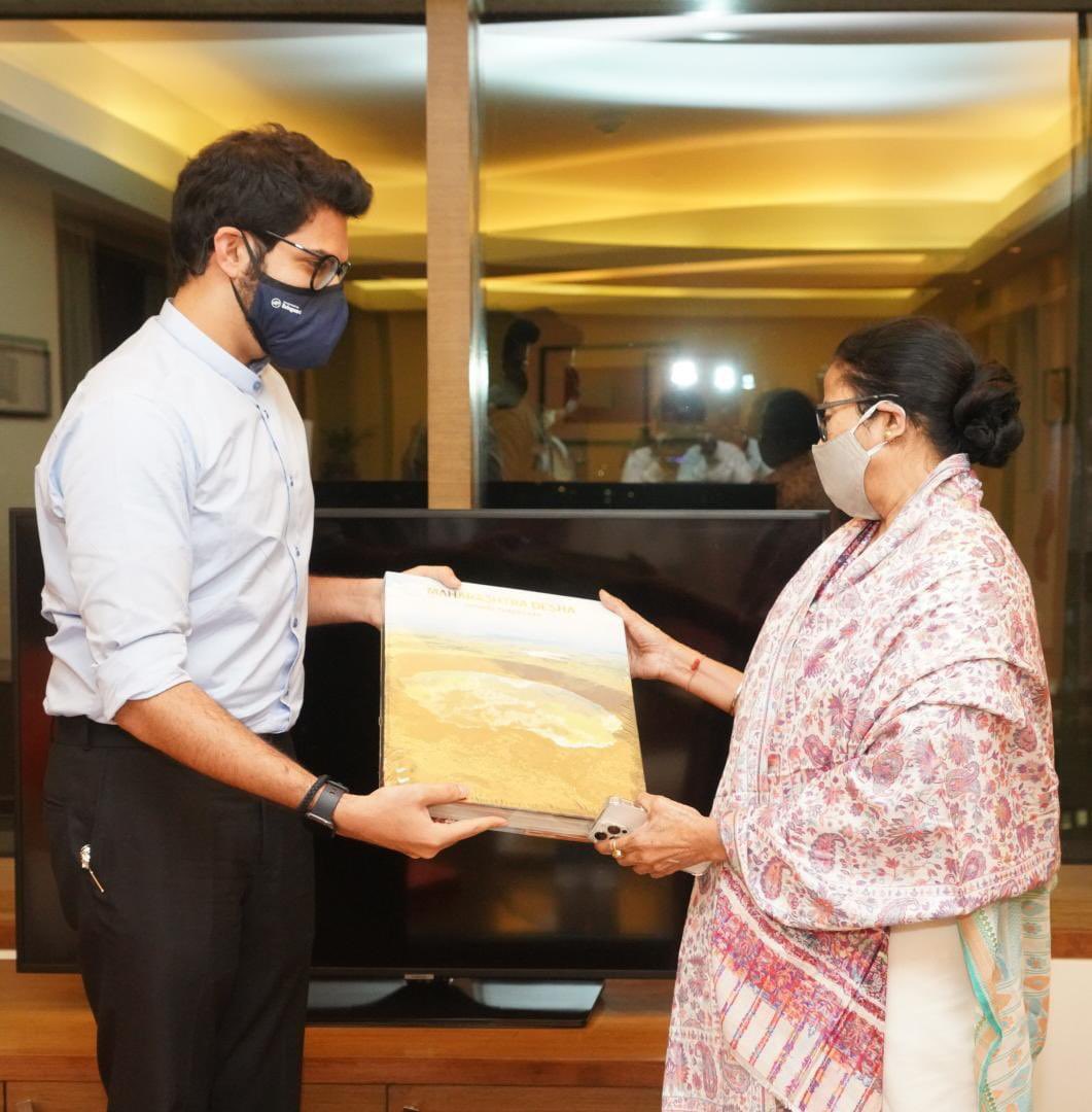 AITCofficial's tweet photo. Today, Shri @AUThackeray and Shri @rautsanjay61 called on AITC Chairperson @MamataOfficial, in Mumbai. https://t.co/x9WdHIcnXV