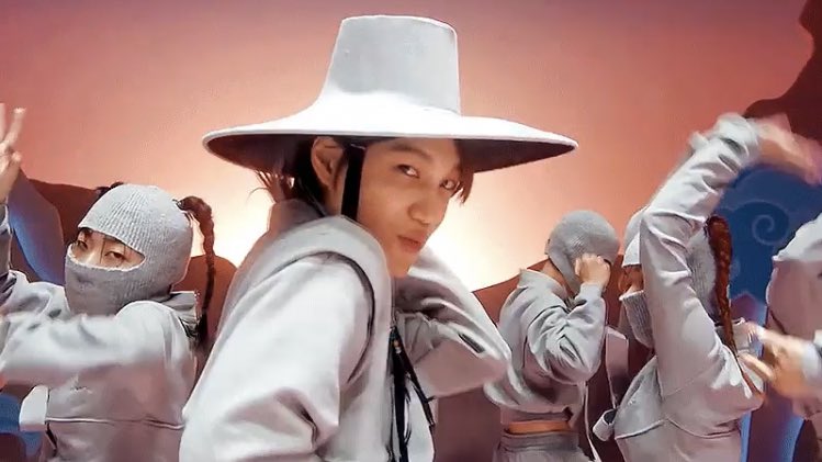 svckbaek's tweet photo. Por mais uma vez o Kai/Jongin entrega um álbum por completo cheio de maravilhas que refrescam nossos ouvidos e juntamente com o Mv de peaches nos faz admirar lindas paisagem e apreciar o talento enorme que ele possui. Orgulho!
#카이_피치스_공개
#PeachesOutNow
#jongin
#PeachesMV https://t.co/Vd8w7aFE0C
