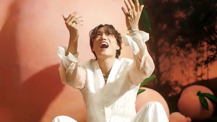 svckbaek's tweet photo. Por mais uma vez o Kai/Jongin entrega um álbum por completo cheio de maravilhas que refrescam nossos ouvidos e juntamente com o Mv de peaches nos faz admirar lindas paisagem e apreciar o talento enorme que ele possui. Orgulho!
#카이_피치스_공개
#PeachesOutNow
#jongin
#PeachesMV https://t.co/Vd8w7aFE0C