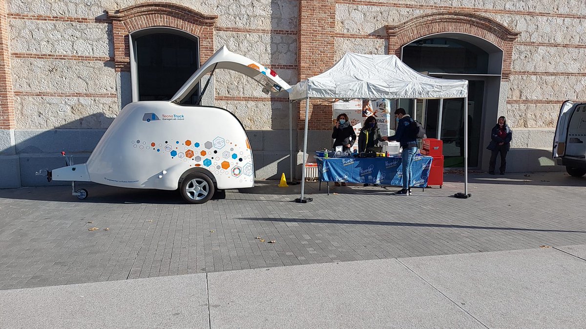 fundacionorange's tweet image. ¡¡Ya estamos allí!! Acaba de llegar el TecnoTruck al #Demos2021 de @AEF_fundaciones el proyecto #GarageLab, en forma de aula móvil 🚐