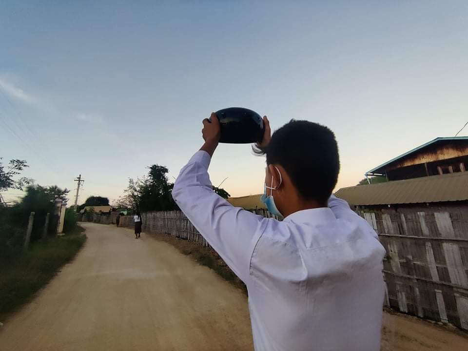 Khithitofficial's tweet photo. မုံရွာတွင် လက်ပံတောင်းတောင်ဒေသ ခံပြည်သူများနှင့် ကျောင်းသားများ ဦးဆောင်ကာ ယနေ့ နိုဝင်ဘာလ ၃၀ ရက်နေ့တွင် "ဖက်ဒရယ်ပညာရေး ဖော်ဆောင်ဖို့ စစ်ကောင်စီကို တိုက်ထုတ်စို့" စာတန်းကိုင်ဆောင်ကာ အကြမ်းဖက် စစ်အာဏာရှင် တော်လှန်ရေး ချီတက် ဆန္ဒပြ ခဲ့ကြောင်း သိရသည်။ https://t.co/0TJuTPdAiW