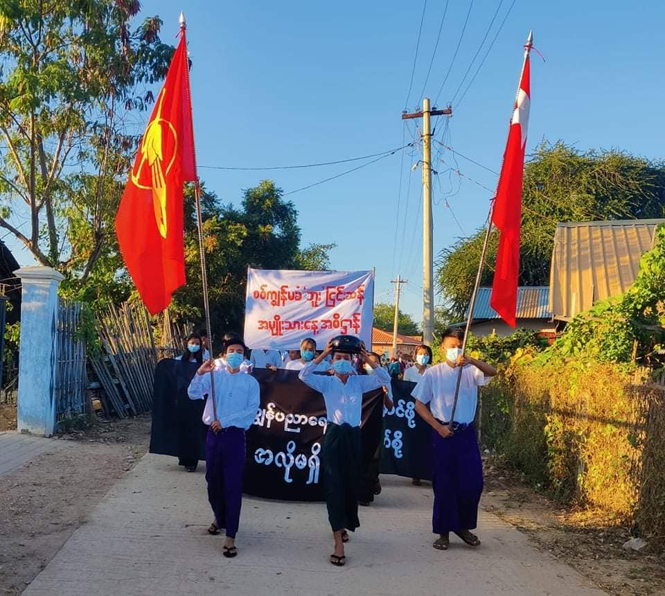 Khithitofficial's tweet photo. မုံရွာတွင် လက်ပံတောင်းတောင်ဒေသ ခံပြည်သူများနှင့် ကျောင်းသားများ ဦးဆောင်ကာ ယနေ့ နိုဝင်ဘာလ ၃၀ ရက်နေ့တွင် "ဖက်ဒရယ်ပညာရေး ဖော်ဆောင်ဖို့ စစ်ကောင်စီကို တိုက်ထုတ်စို့" စာတန်းကိုင်ဆောင်ကာ အကြမ်းဖက် စစ်အာဏာရှင် တော်လှန်ရေး ချီတက် ဆန္ဒပြ ခဲ့ကြောင်း သိရသည်။ https://t.co/0TJuTPdAiW