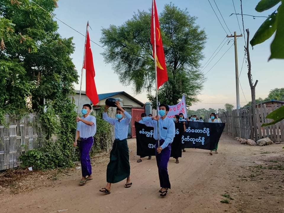 Khithitofficial's tweet photo. မုံရွာတွင် လက်ပံတောင်းတောင်ဒေသ ခံပြည်သူများနှင့် ကျောင်းသားများ ဦးဆောင်ကာ ယနေ့ နိုဝင်ဘာလ ၃၀ ရက်နေ့တွင် "ဖက်ဒရယ်ပညာရေး ဖော်ဆောင်ဖို့ စစ်ကောင်စီကို တိုက်ထုတ်စို့" စာတန်းကိုင်ဆောင်ကာ အကြမ်းဖက် စစ်အာဏာရှင် တော်လှန်ရေး ချီတက် ဆန္ဒပြ ခဲ့ကြောင်း သိရသည်။ https://t.co/0TJuTPdAiW