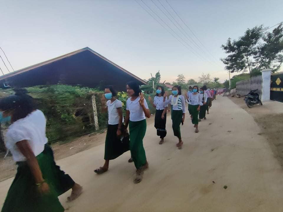 Khithitofficial's tweet photo. မုံရွာတွင် လက်ပံတောင်းတောင်ဒေသ ခံပြည်သူများနှင့် ကျောင်းသားများ ဦးဆောင်ကာ ယနေ့ နိုဝင်ဘာလ ၃၀ ရက်နေ့တွင် "ဖက်ဒရယ်ပညာရေး ဖော်ဆောင်ဖို့ စစ်ကောင်စီကို တိုက်ထုတ်စို့" စာတန်းကိုင်ဆောင်ကာ အကြမ်းဖက် စစ်အာဏာရှင် တော်လှန်ရေး ချီတက် ဆန္ဒပြ ခဲ့ကြောင်း သိရသည်။ https://t.co/0TJuTPdAiW