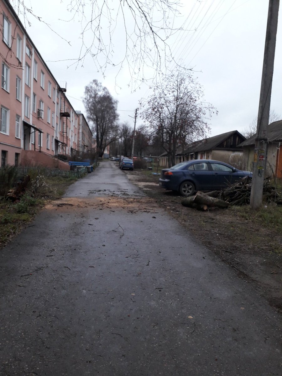 tulgilhoz's tweet photo. Распиловка упавшего аварийного дерева на придомовой территории.г.Тула,пос.Косая Гора,ул.Октябрьская,д9 @gilincp71 @Tularegion71 @UATNTula @Privadm https://t.co/ktSzx9NsPF
