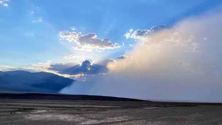 PabloTorre's tweet photo. New #ESPNDaily:

The Badwater Ultramarathon is the world’s toughest, craziest race — a 135-mile run (!) starting in the 113-degree darkness (!) of Death Valley.

Today, the astonishing @Kelaine tells us what it was really like to conquer it

💀🎧 https://t.co/wjhzD9tks1 https://t.co/ZFNJYBLjDu