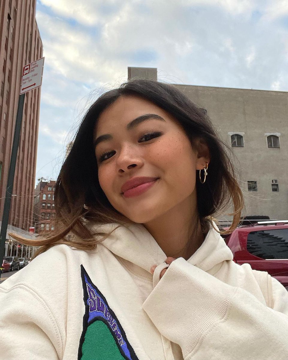 aaaashleyk's tweet photo. The weather was quite windy although the sun was as bright as ever, but it didn't stop me from strolling around. Baggy clothes were a nice companion that day. ☀️ https://t.co/GtelNik4Ku