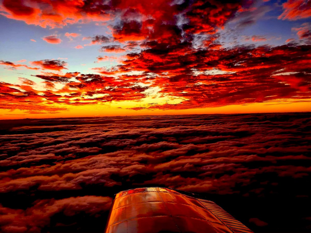 PilotGarageUK's tweet photo. Definition of #goldenhour 🌅 https://t.co/gQ98W0E1Zr