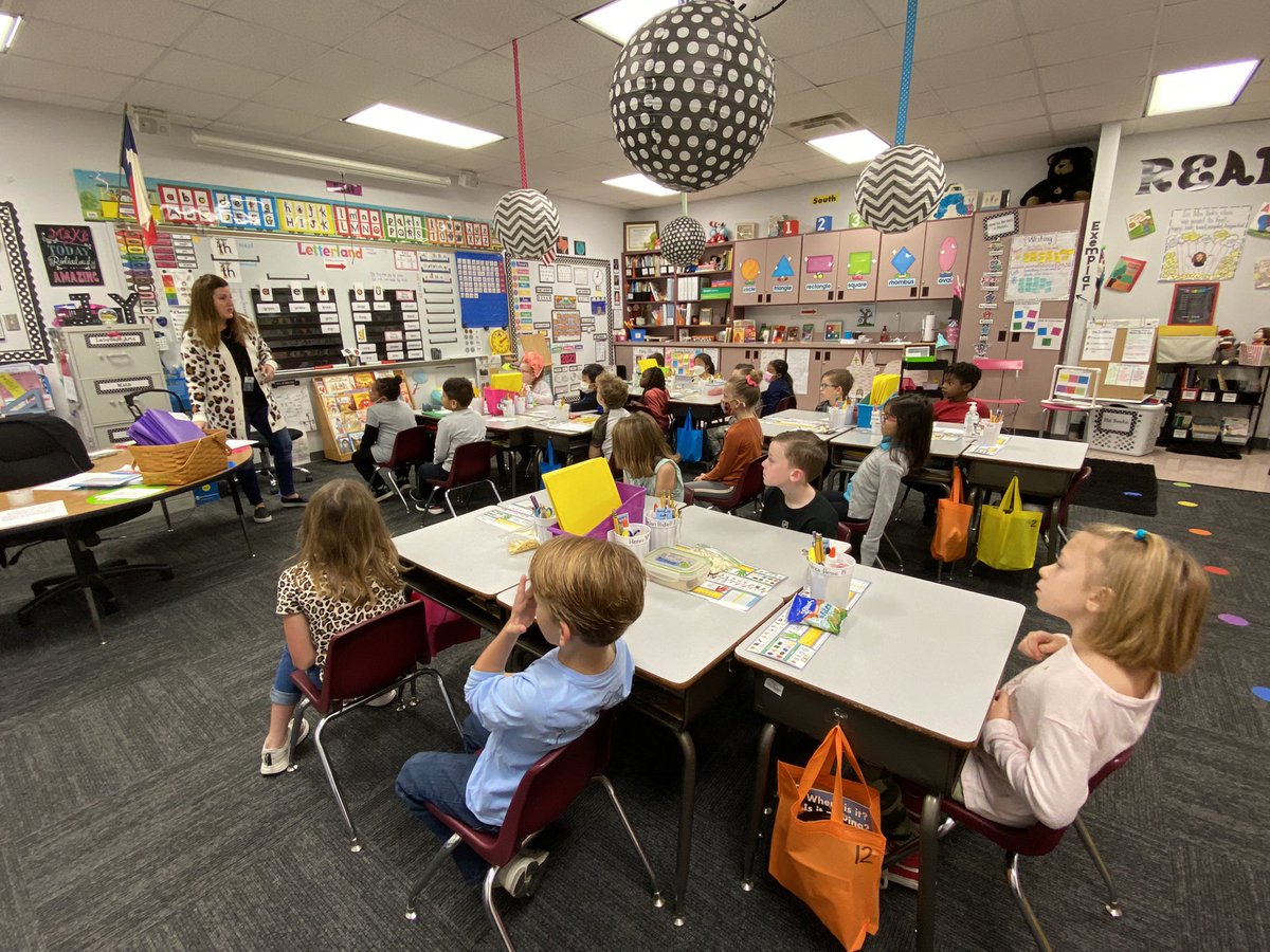 marci_formby's tweet photo. Reading goals and expanding minds @ParkGlenES! Thank you @jamieyork08 and First Graders!
#Cheetahstrong #chargernation https://t.co/wIaUK0Lwzw