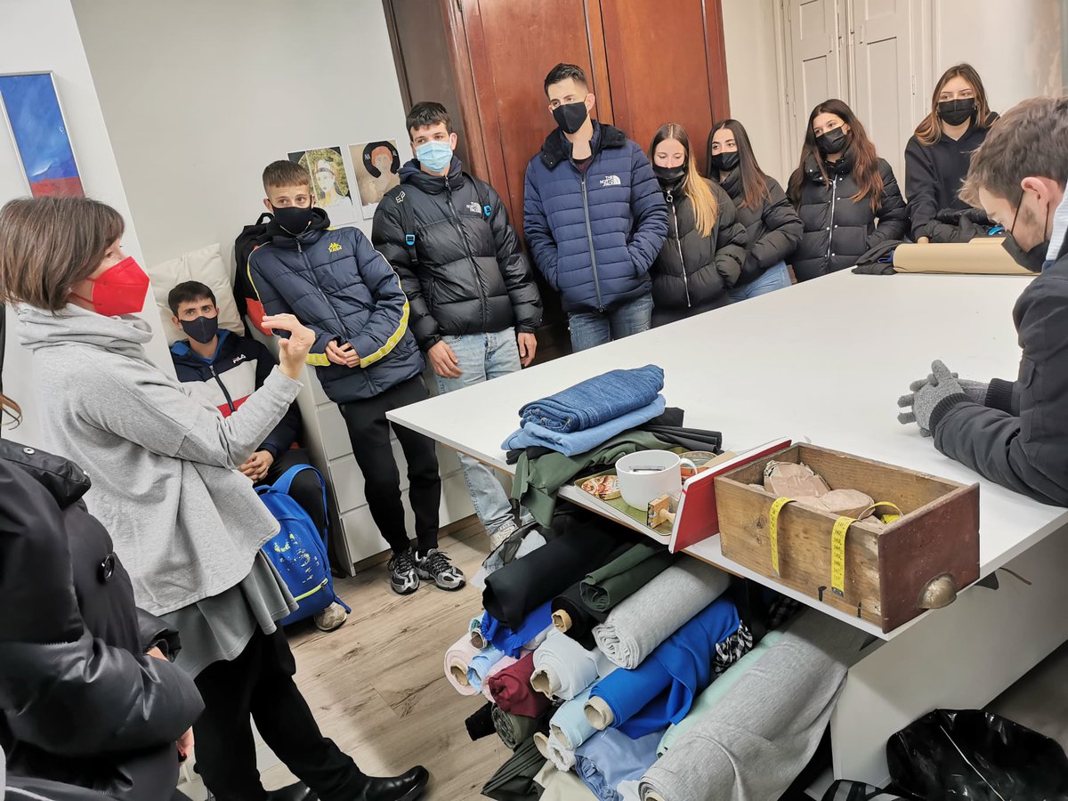 Més visites a emprenedors. Aquesta vegada l'alumnat de FP d'Activitats Comercials van visitar la Claustre de <a href="/bufau/">fauziah</a>, amb qui van escoltar en primera persona com arrancar desde 0 un projecte altament il·lusionant. Molts èxits i gràcies pel teu temps!! #fp #emprenedoria