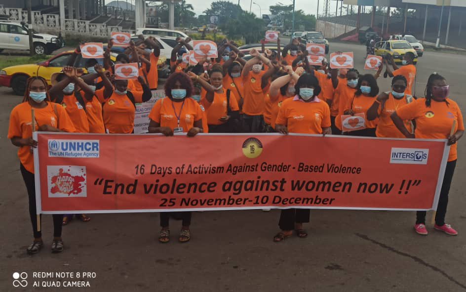 xavbourgois's tweet photo. Ce matin les humanitaires ont marché à #Buea contre les violences faites aux femmes. Une marche très symbolique dans le Sud Ouest du #Cameroun en proie aux  violences depuis 5 ans. Rien qu’au mois d’octobre plus de 1200 cas de #VBG ont été recensés dans le NoSo. #orangetheworld https://t.co/x1szjkQ3ZZ