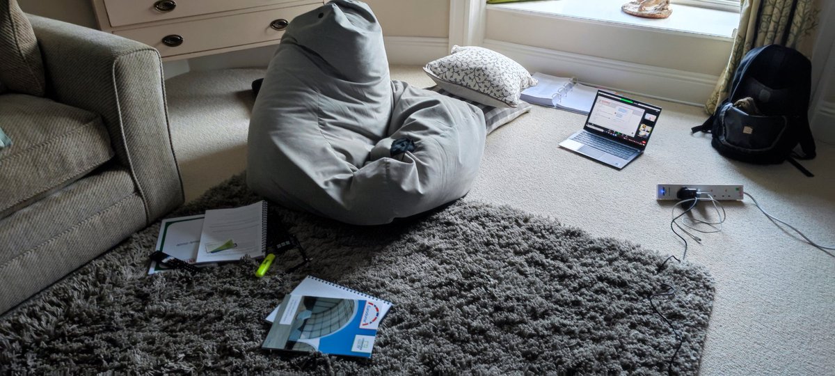 spooneroon1's tweet image. Current workspace #homeworkhell