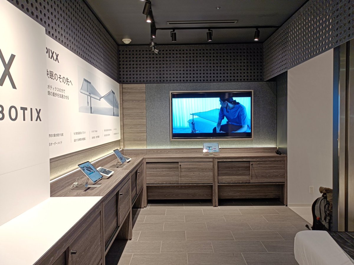 kagyroy's tweet image. 本日は体験展示型店舗 #b8ta 有楽町店の展示最終日でした。いま撤収作業を終えてオフィスに戻って来てみんなでピザを食べたところです！
遠くないタイミングでまた出展する予定ですが「え、どうした？」と思うくらいパワーアップして戻ってくると思います！お楽しみに。

#axrobotix #pixx