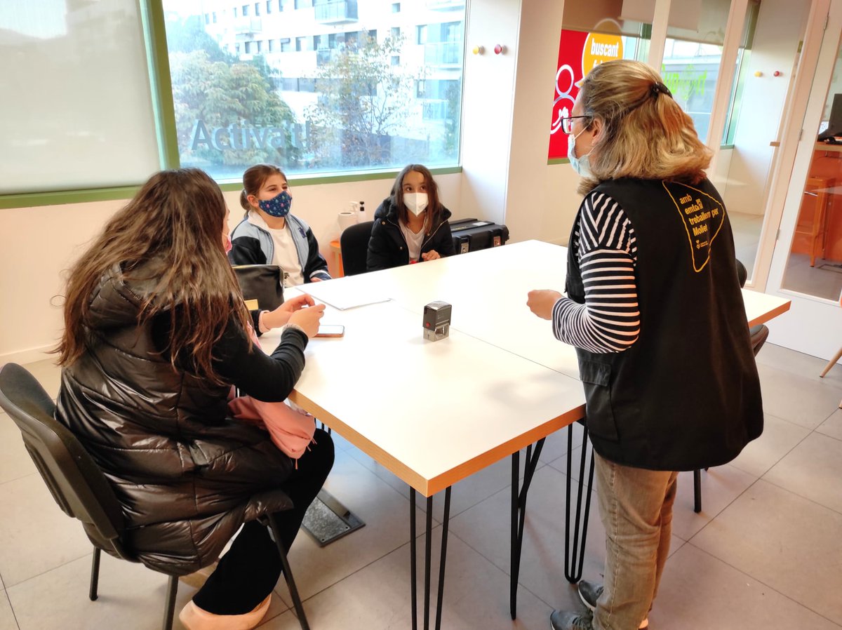 EMFOMollet's tweet photo. Les representants de la cooperativa escolar que ha creat l'alumnat de l'escola @AEAnselmClave també han presentat avui a #emfo @ajmollet la sol.licitud del NIF.
Endavant amb el projecte!
@diba #cueme #emprenedoria #valors https://t.co/jXxTdQ92BB