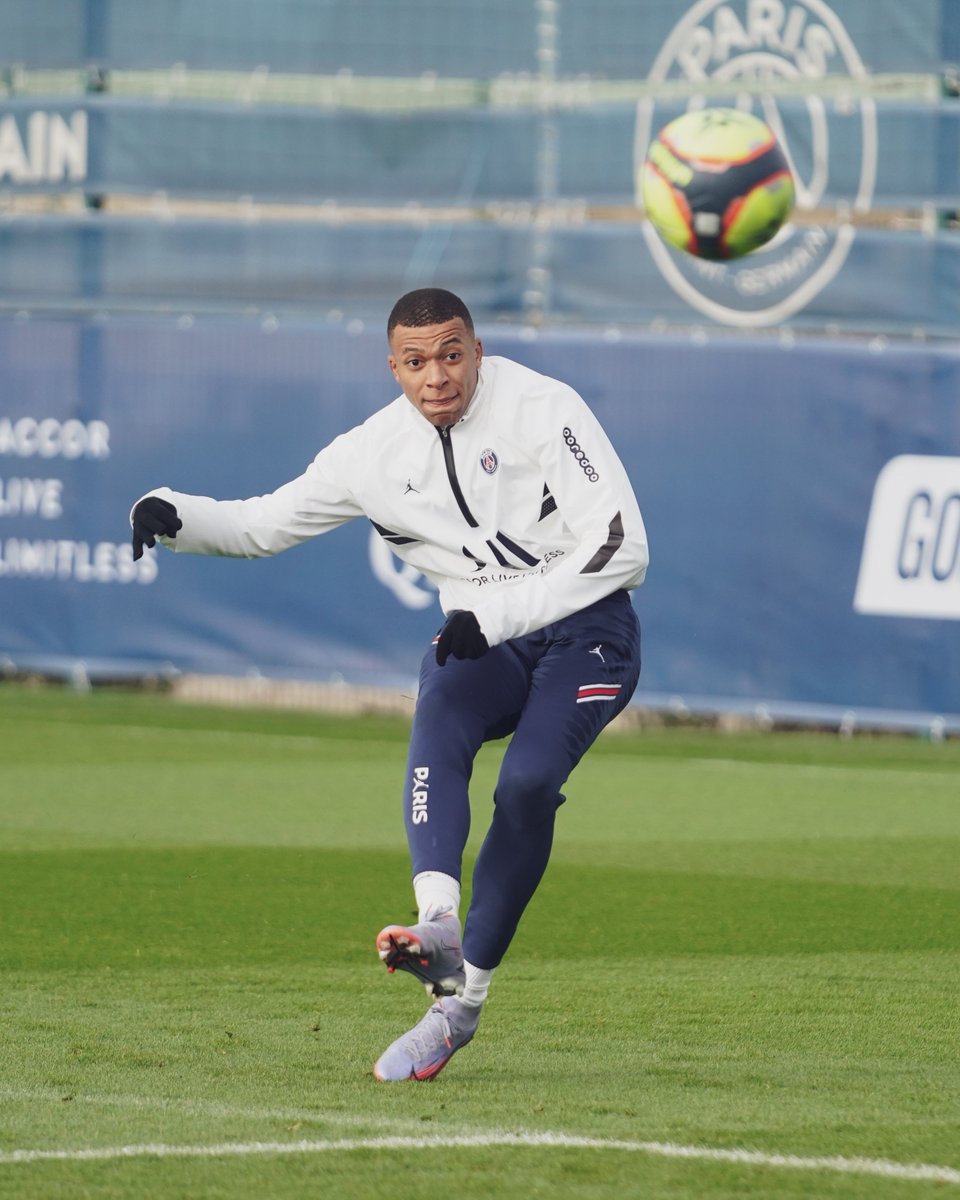 PSG_inside's tweet photo. 🆕📸⚽️

L'entraînement du jour avant #PSGOGCN ⚡️ https://t.co/6ZUiVkfixO