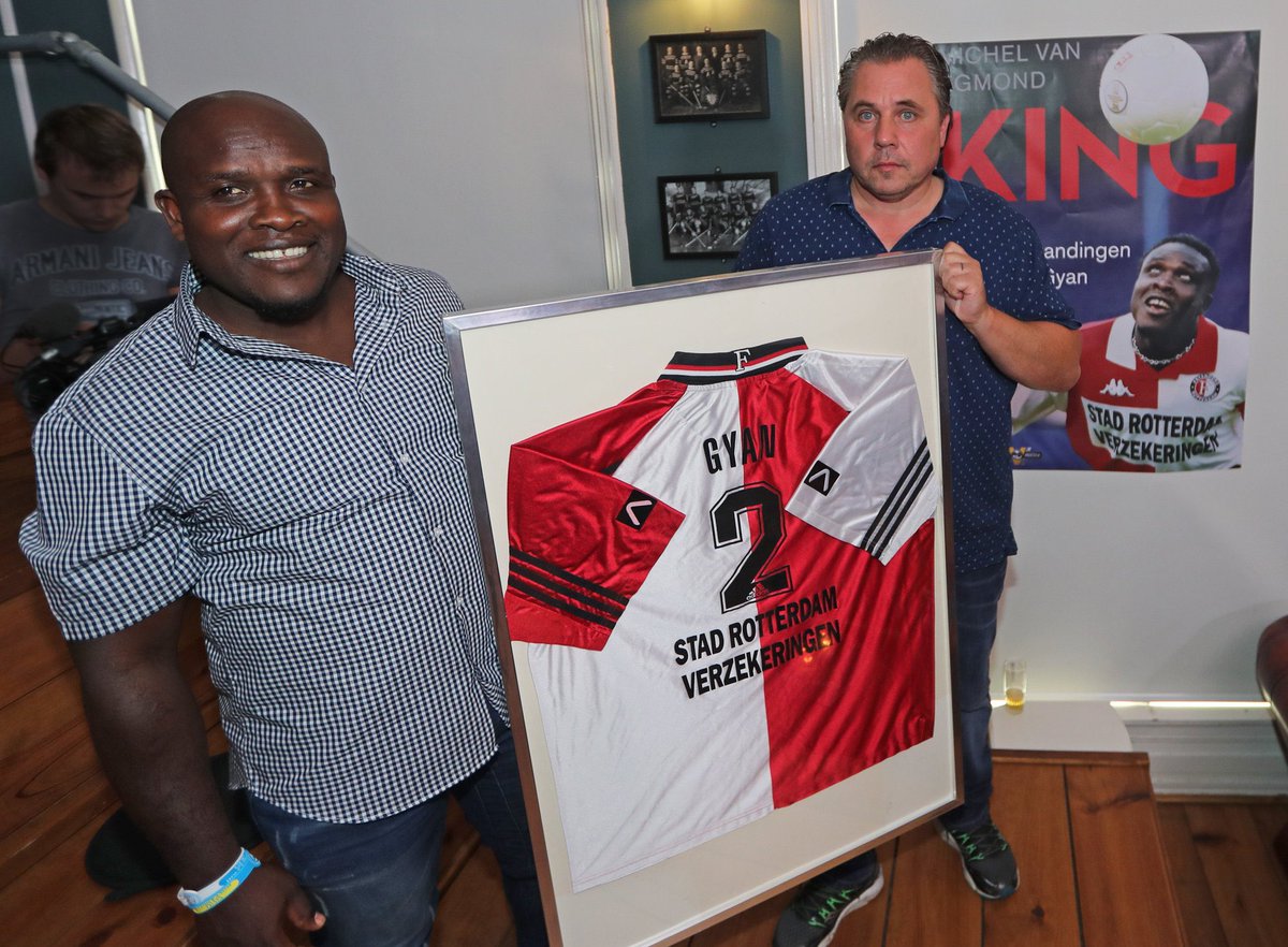 Chris, man van God, man van de glimlach, de man waar iedere #Feyenoord supporter trots op is, het kampioen shirt 1999 geschonken om het ten gelde te maken omdat je het verdiende en nu wordt je niet meer beter, de mooie herinneringen zijn er, ze zullen blijven 😢 <a href="/VanEgmond1968/">Michel van Egmond</a>