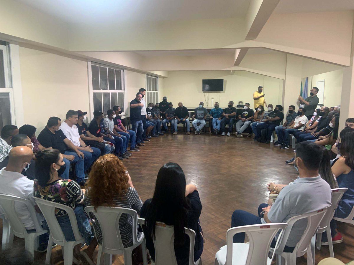 leo_picciani's tweet photo. Reunião muito produtiva com meu amigo e Vereador Rodrigo Farah no #MDB de #Niterói. Uma satisfação muito grande ser ser recebido por tantas amigas e amigos,  trabalhadores valorosos que temos conseguido reunir.
#TrabalhoeCompromissoComoRio #MDB @MDB_RJ #JuntosPorUmSóBrasil https://t.co/VlQpxZIgdR