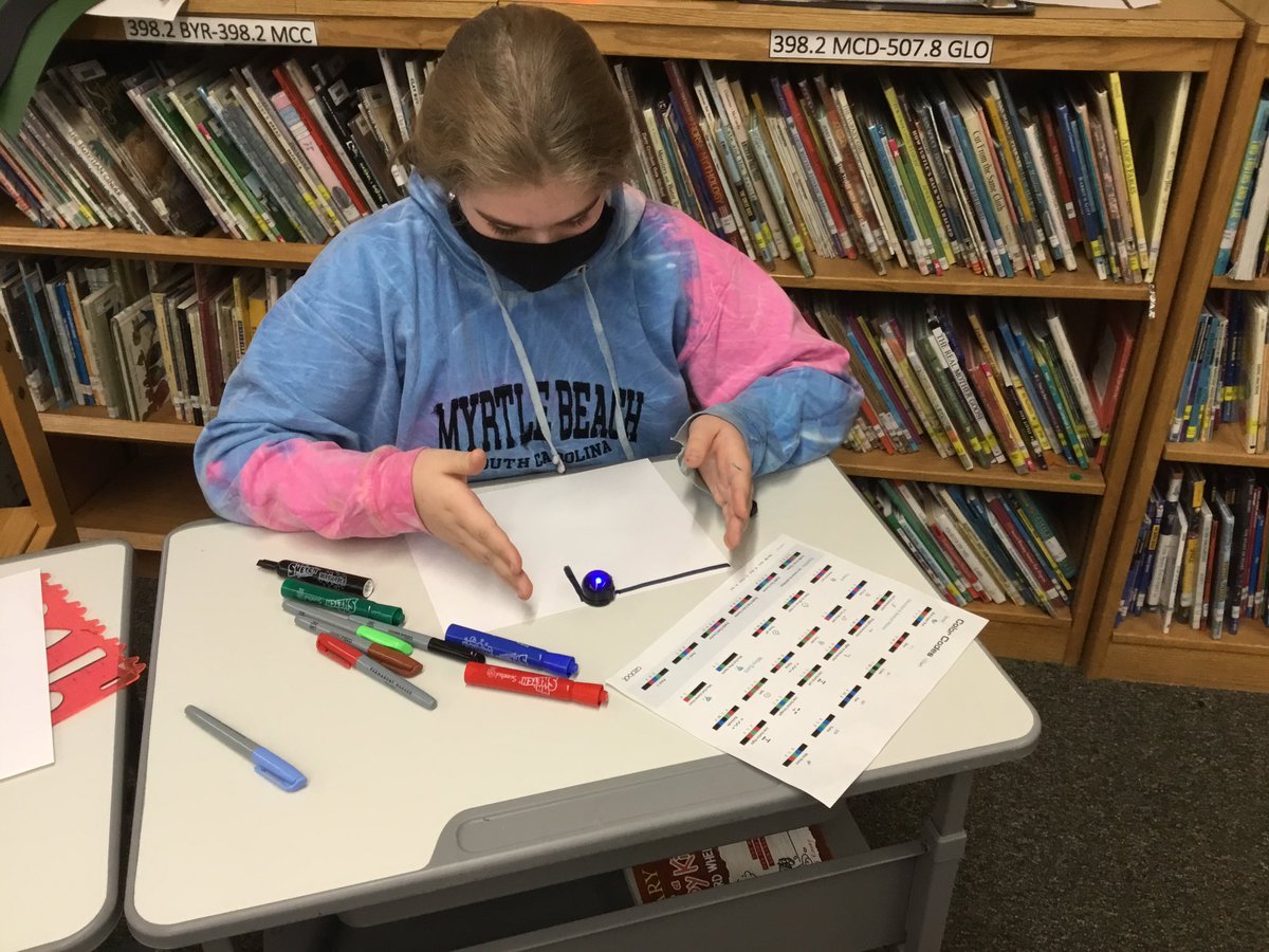 Books and bots in library! 📕🤖💕