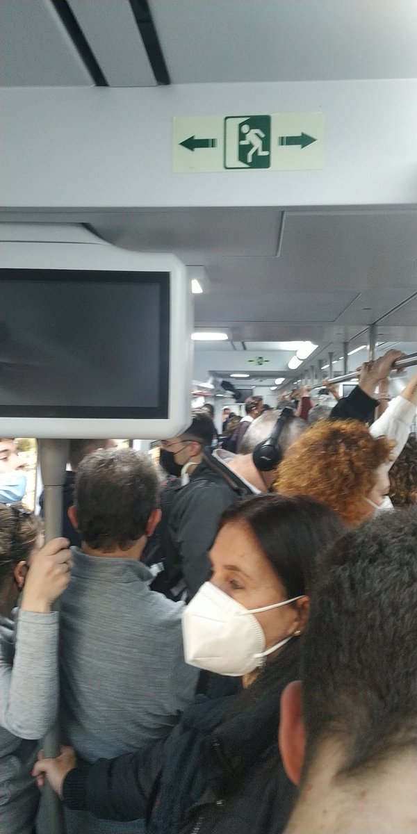 isama40's tweet photo. @GVAsanitat @anabarcelochico @GVAterritori aquí también se debería pedir pasaporte COVID, no creen? La gestión de los cercanías de @Renfe es así de maravillosa. Cuando no anulan sin previo aviso un tren, pasan estas cosas. Cumpliendo con lo que entiendo mi deber como ciudadana, https://t.co/fRtFdbQ2KA