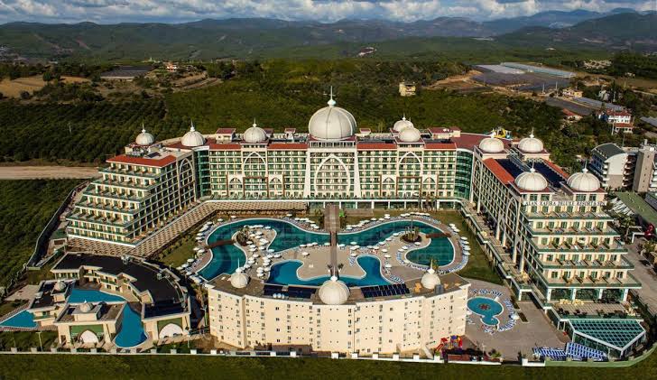 Dolar kuru rekor kırıyor, zam gelmeyen ürün yok, vatandaş perişan.
Peki, Diyanet ne yapıyor?
Alanya'da 5 yıldızlı Alan Xafira Deluxe Resort Hoteli'ni kapattılar. Tam 4 gece 5 gün. Yaklaşık 500 Diyanet personeli şu an otelde.
2 Aralık'ta sona eriyor.>>>