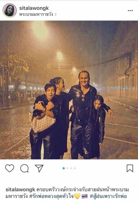 Banaranamaprang's tweet photo. "มารไม่มี บารมีไม่เกิด"
จงภูมิใจใน ตัวพ่อหนู
พ่อหนู คือผู้กล้า 
พ่อหนู คือผู้เสียสละ
พ่อหนู สู้กับรัฐบาลโกงชาติ
พ่อหนู สู้เพื่อคนไทย
พ่อหนู เทิดทูนสถาบัน
หนูจงภูมิใจ ที่พ่อหนูชื่อ
"ศรัณยู วงษ์กระจ่าง"ผู้กล้าของแผ่นดินเดิน ตามรอยเท้าพ่อ
หนูมีสายเลือด ของผู้กล้า 
จงอย่ากลัวมารผจญ https://t.co/s9T9VEEXjd