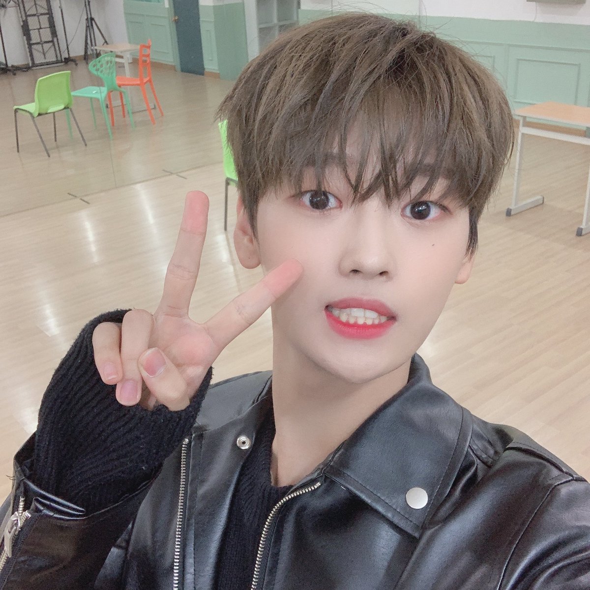 MoongRum's tweet photo. 허걱곧있음우리석화생일이네
#아기병아리_석화야_생일축하해
위아이다섯째얼굴막내석화야생일축하해
#HAPPYSEOKHWADAY
사랑하는석화가오늘은누구보다도행복한사람이되길바래 https://t.co/M6jMAUpp9c
