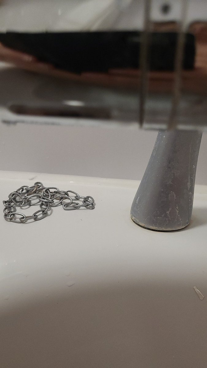 AnyaBehan's tweet photo. @TravelodgeUK When you can't empty the bath as the chain isn't attached to the plug https://t.co/roSuTBDEKq