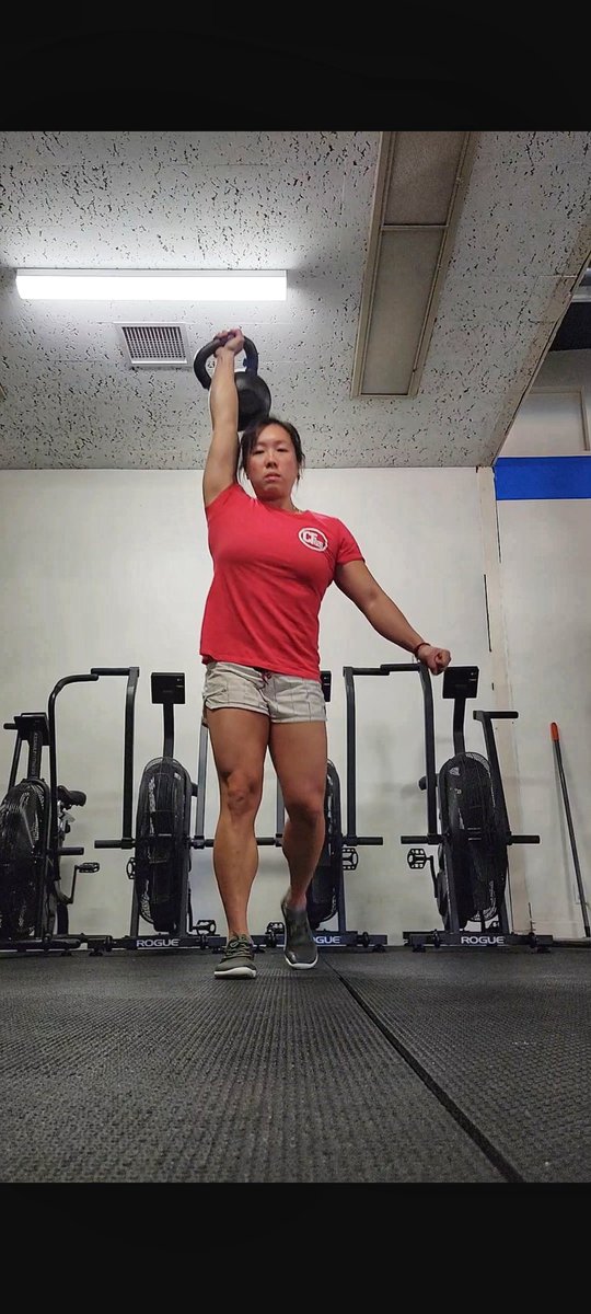 PamEamranond's tweet photo. Why you should carry heavy objects overhead:
☝️Enforces core stability &amp; anti-rotational control of the spine &amp; supporting muscles
✌️Increases stability &amp; mobility in the shoulder girdle
🤟Builds neural patterns &amp; teaches your body to connect tightly btwn the weight &amp; the ground https://t.co/QgzQI1lJIs
