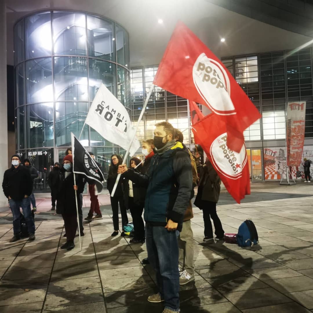PAPmilano's tweet photo. Oggi presidio sotto #Regione #Lombardia per chiedere la liberalizzazione dei #vaccini #Covid_19. Solo se #vacciniamo tutti eviteremo di fare la #terzadose #quartadose e la quinta. Fermiamo i profitti mostruosi di #PfizerBiontech #ModernaCEO
#NoProfitOnPandemic #novax #Greenpass https://t.co/Hjvtm9hWIe
