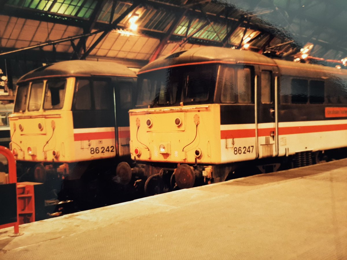 MarkTur05071887's tweet image. Class 86s nos 86242 ,86247 stand side by side at Liverpool lime Street after arriving with their respective workings in the Autumn of 1991.