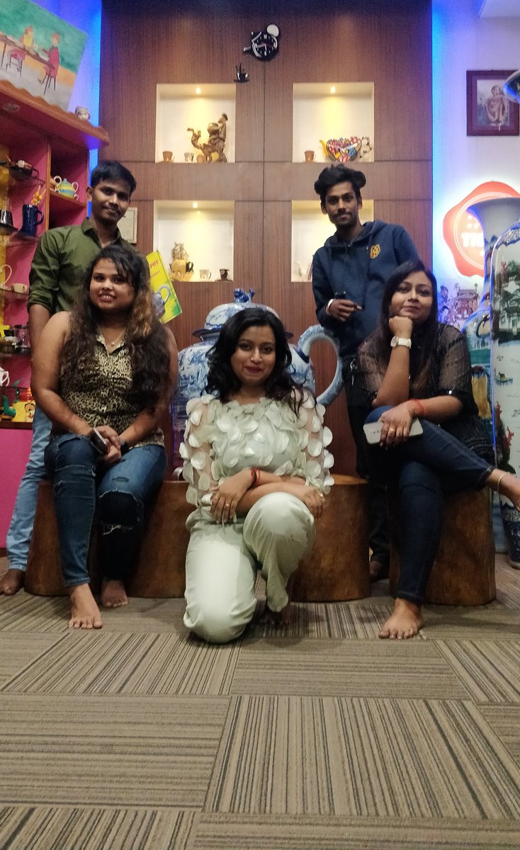 LaGravitea's tweet photo. @Mohini98464446, Mekhala Mukherjee, Sohini Mukherjee, Samir Jaiswal, Aman Singh posing with World's Largest #TeaPot at #LaGravitea on Nov 30, 2021.

Mohini Giri adopted a girl child as a tribute to her brother, 23 yrs, who succumbed to Covid19. #SisterLove #HumanityExists

#Follo https://t.co/r4fRLMsqex