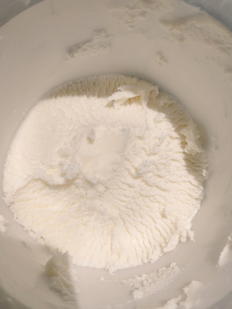 ตั้งแต่ซื้อไอศกรีมวานิลลากิน ยี่ห้อนี้คืออร่อยที่สุดเท่าที่เคยกินมา อวยยศแบบไม่กลัวใครจะว่าโอเวอร์เลย คืออร่อยจริงๆไม่ได้ค่าโฆษณาเลย ใครอยากลองชิมเชื้อเชิญค่ะ ทางนี้ให้ห้าดาวค่ะ ⭐⭐⭐⭐⭐