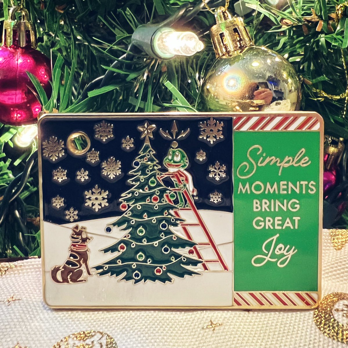 ShopGeocaching's tweet image. A camera that takes pictures and doesn't bother you with anything else. Take a snap of Signal the Frog® and Tracker® as they enjoy some fun in the snow to celebrate this most festive time of the year! bit.ly/31937z3 #happyholidayscollection  #geocaching #geocoin