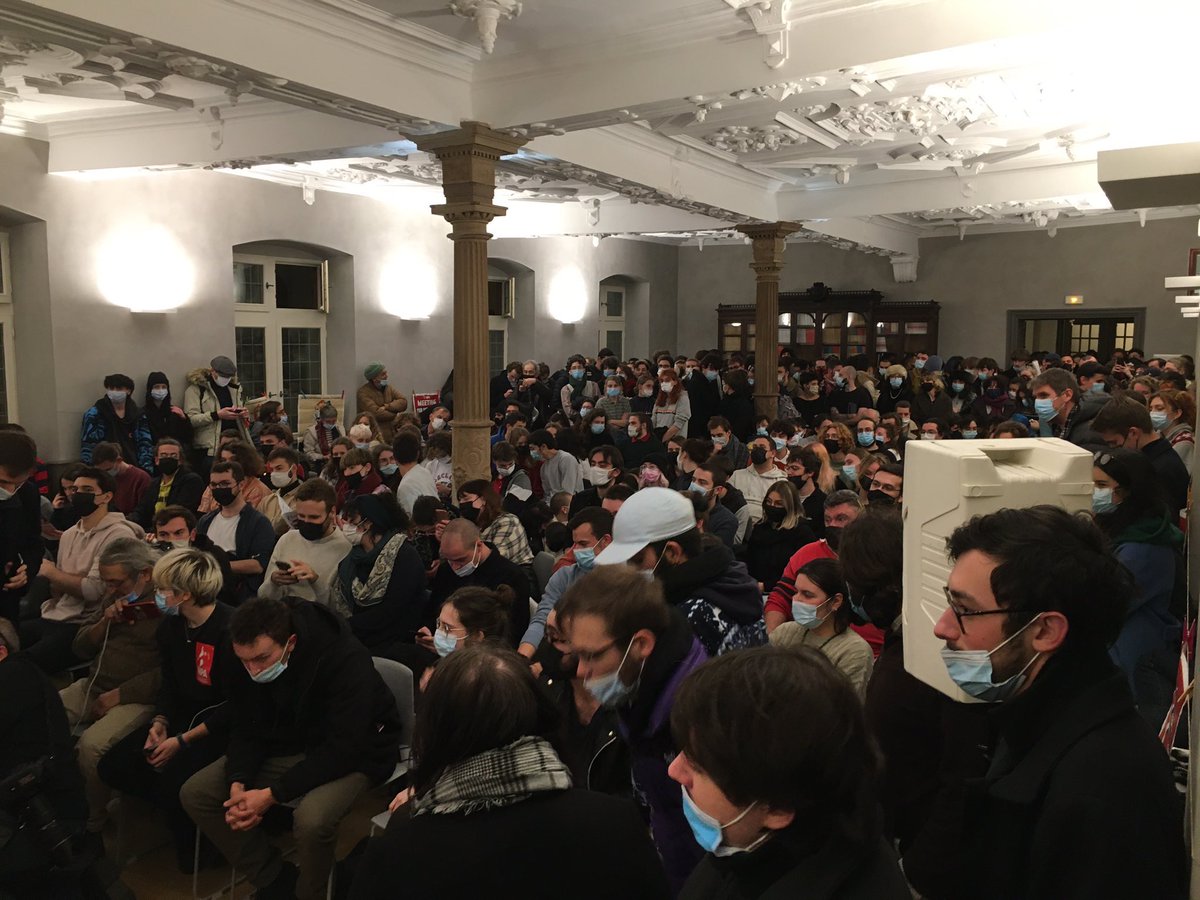 Une salle blindée aujourd’hui au FEC de Strasbourg venue pour écouter le meeting du @NPA_officiel avec Philippe Poutou ! Une audience très jeune et très motivée et, pour une partie, coincée à l’extérieur de la salle… faute de place ! 

On sera là ! 
#poutou 
#poutou2022