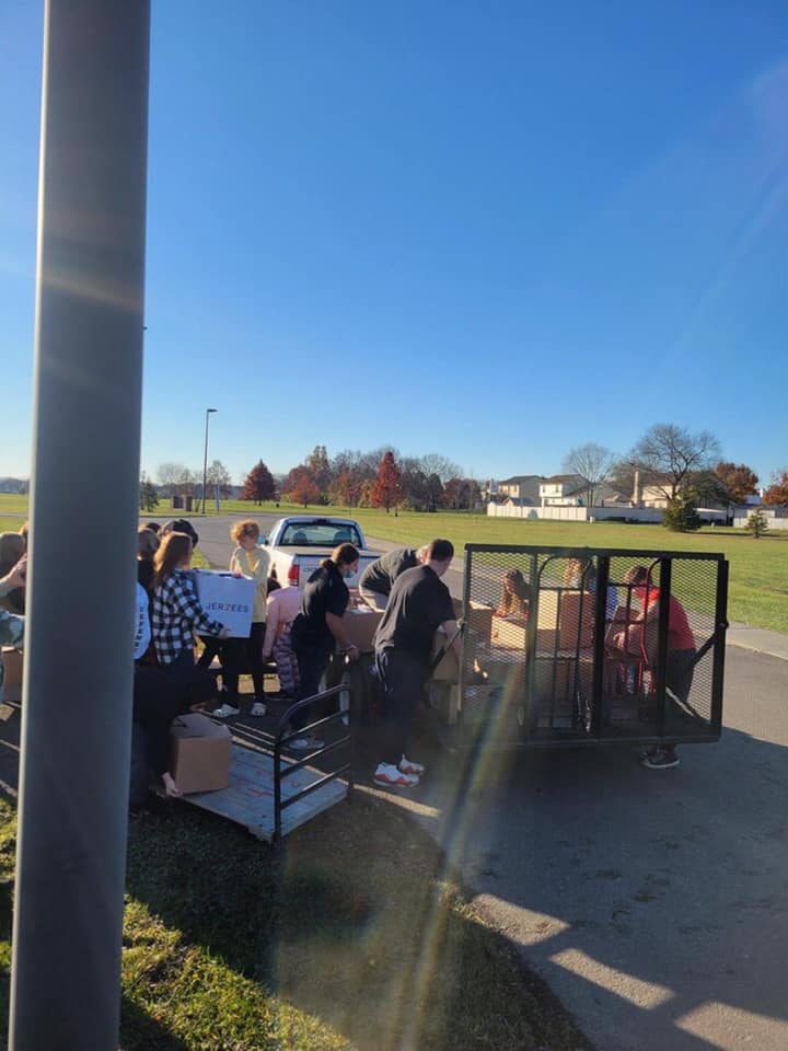 SWCSD's tweet photo. Community Service❤️💙 Another example of our Jackson Middle School Jags giving back to our community. Student Council members organized a food drive that resulted in more than 1500 donations. #weroar #SWCSDProud #SWCSDGivesBack https://t.co/tLM1QCvq4G