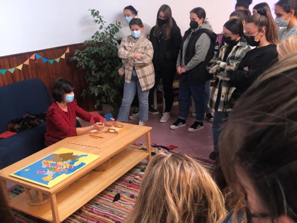 eldivinopastor's tweet photo. El alumnado de los #CiclosFormativos de #IntegraciónSocial 🤗 y #EducaciónInfantil👶, en una jornada #interciclo, visitaron el Centro Internacional Maria Montessori (@cimm_malaga) en el que aprendieron de la mano de su directora en qué consiste la #metodología Montessori.😍👏 https://t.co/n0wfsLBWPL