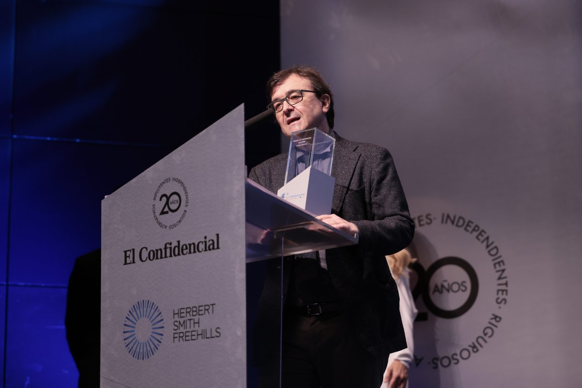 elconfidencial's tweet photo. Siguiente galardón en los #PremiosInfluentials para Javier Cercas, en la categoría 'Cultura': "Debería darme vergüenza recibir este premio al lado de la UME, que salva vidas, o de Mireia Belmonte, que es la mejor deportista española de la historia" https://t.co/r8dBxXRYc3