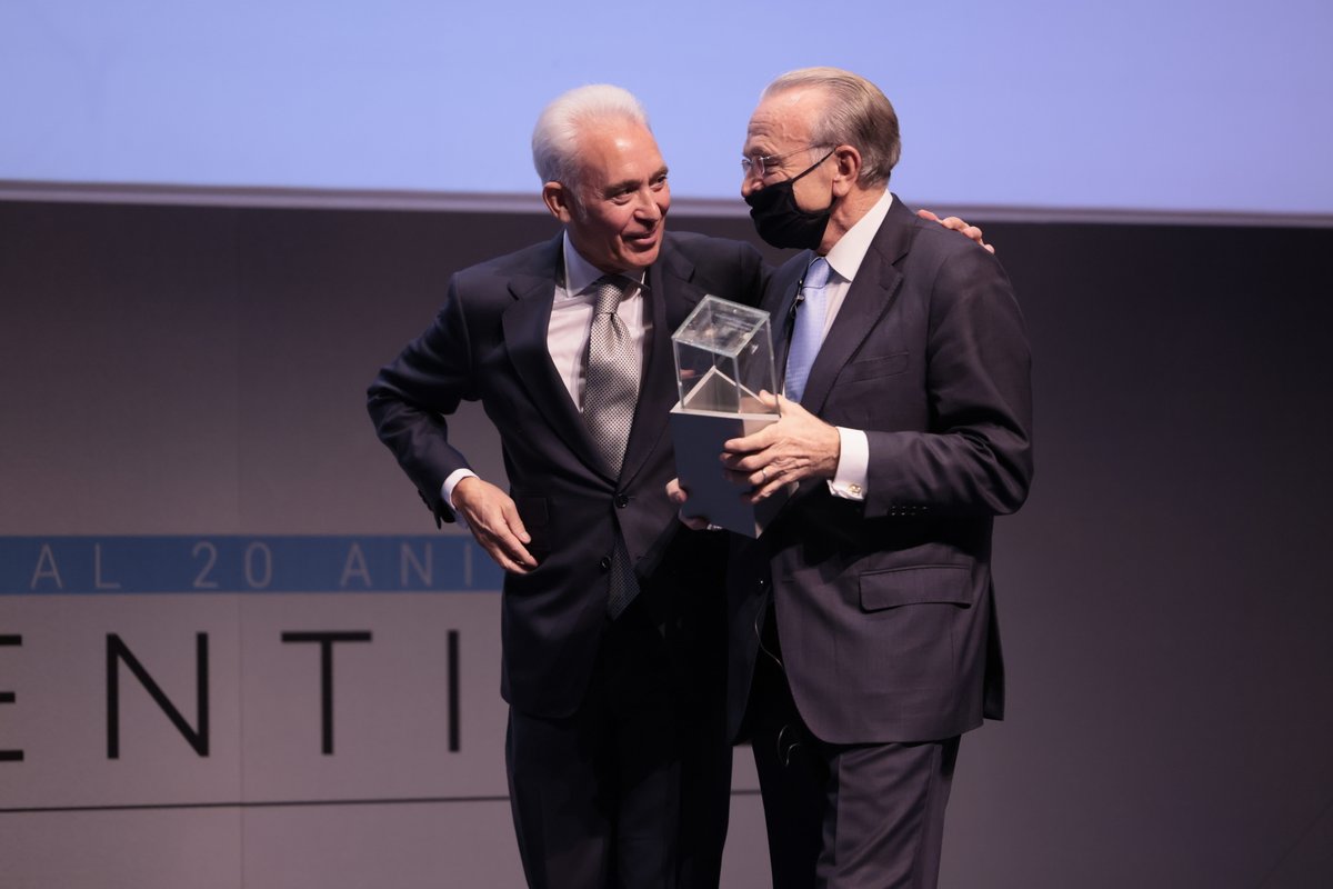 elconfidencial's tweet photo. El último premio de la noche de estos #PremiosInfluentials en la categoría empresarial es para Isidro Fainé, que lo recibe de la mano de nuestro presidente ejecutivo, José Antonio Sánchez https://t.co/5Tsa93YgYp