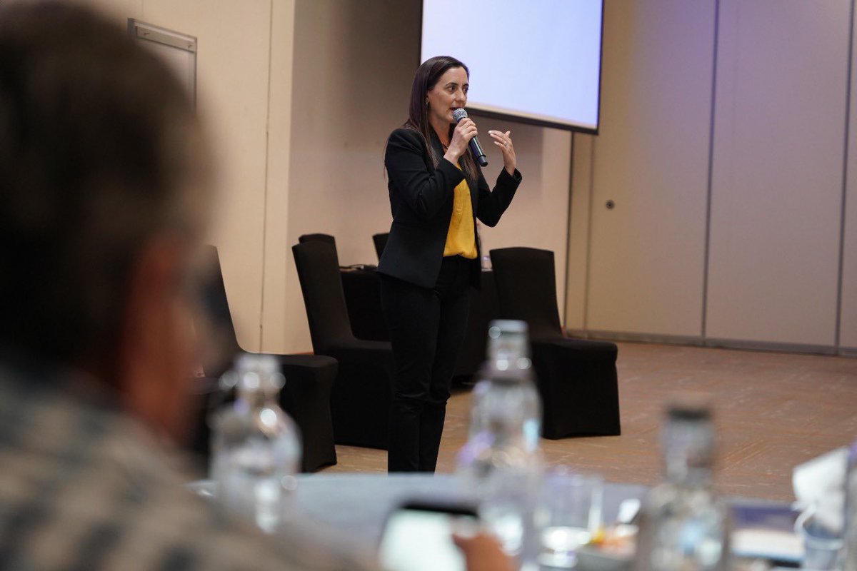 INDAP_Chile's tweet photo. Continúa la jornada de trabajo de nuestro comité directivo, ahora con presencia de la Ministra @meryundurraga  a quien el equipo directivo de @INDAP_Chile le comparte experiencias de las gestiones del trabajo realizado en las regiones, durante estos últimos meses. https://t.co/VUgrhvp6mp