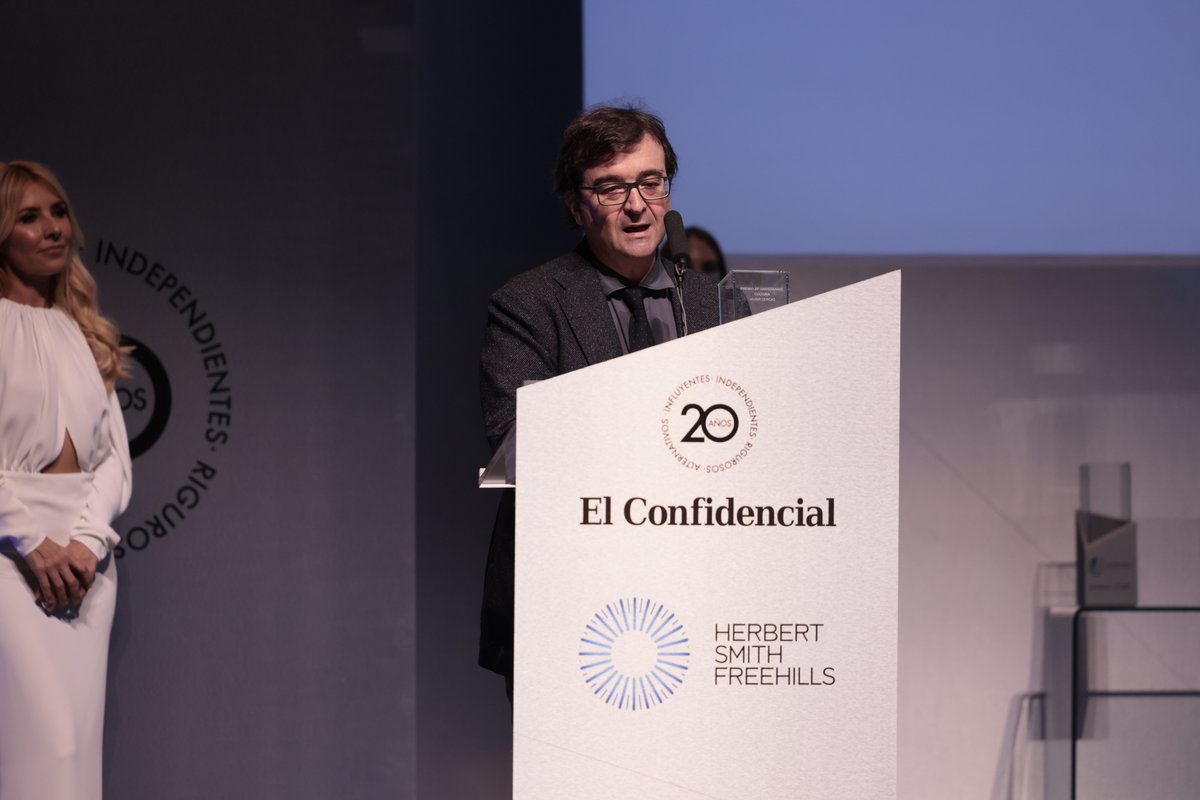 elconfidencial's tweet photo. "Me siento un privilegiado absoluto. La literatura es un placer, como el sexo. Por eso cuando alguien me dice que no le gusta leer le doy el pésame", aseguraba Javier Cercas, que ha recibido el premio de la mano de Miguel Riaño, de @HSFlegal
#PremiosInfluentials https://t.co/0JPW4QaeyU