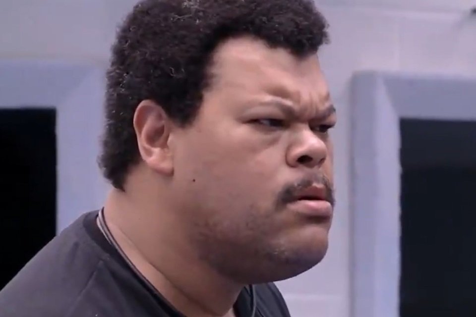 Eu vendo minha mãe entrando no quarto e desligando ventilador