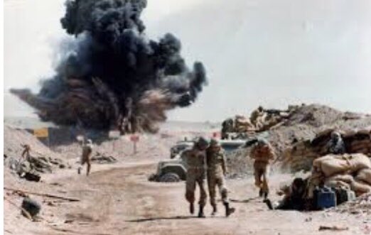 KREMALSAYYAB's tweet photo. - في ذكرى جندي
كان لي أخ أُجبر على انهاء حياته ،
فأخترت الهرب بعده،
رأيته في شاشات التلفزيون
يرفع إصبعيه شارة نصر
ثم اختفى إلى الأبد
٠٠٠٠٠٠٠٠٠
- عبدالخالق كيطان
شاعر وناقد مسرحي عراقي يُقيم في استراليا https://t.co/q9WJ2JbQ5K