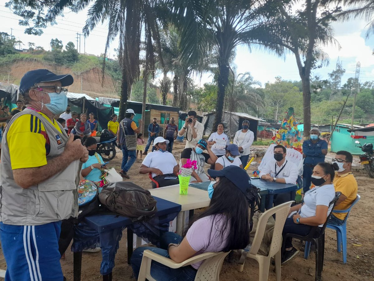 EspacioDdhh's tweet photo. Como Espacio de Trabajadores y Trabajadoras de DDHH estuvimos con la comunidad de Miradores del Lago y Manantial en un recorrido que visibiliza la realidad de sus habitantes, manteniendo su exigencia al derecho a una vivienda (artículo 51) con presencia del Ministerio Público. https://t.co/KjK1P5BAoP