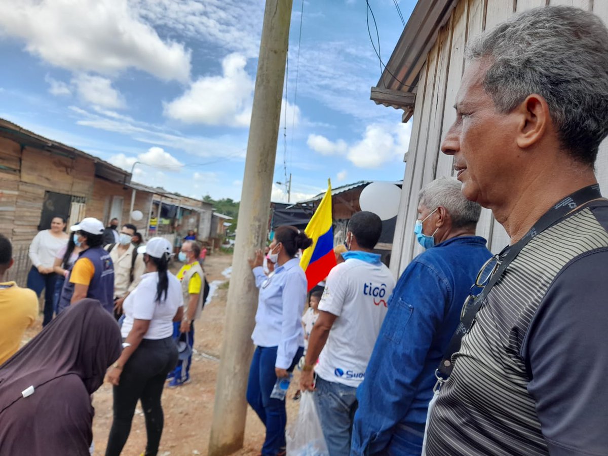 EspacioDdhh's tweet photo. Como Espacio de Trabajadores y Trabajadoras de DDHH estuvimos con la comunidad de Miradores del Lago y Manantial en un recorrido que visibiliza la realidad de sus habitantes, manteniendo su exigencia al derecho a una vivienda (artículo 51) con presencia del Ministerio Público. https://t.co/KjK1P5BAoP